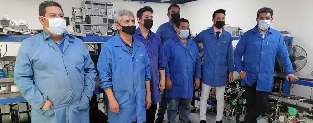 Técnicos de reparación de cajeros automáticos en el laboratorio de Badiana