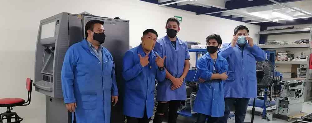 Técnicos de reparación de cajeros automáticos en el laboratorio de Badiana